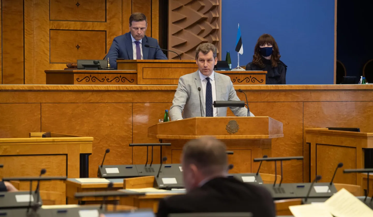 Isamaalasest parlamendiliige Andres Metsoja leidis enda erakonna esitatud eelnõu arutlusel, et paljudel inimestel on näiteks kõnniteelt lume lükkamise kohustust keeruline täita.
