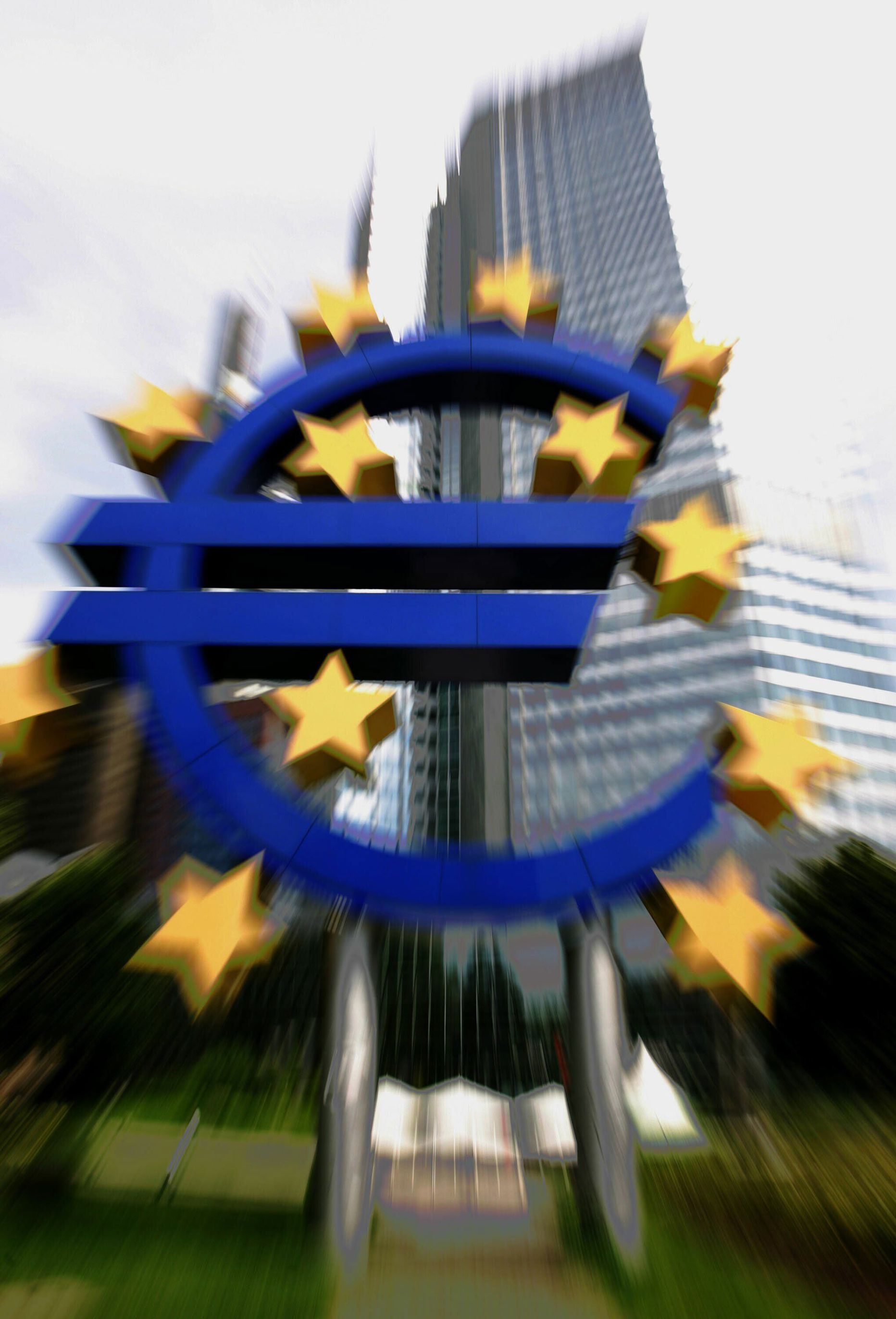 Hiiglaslik euro logo Frakfurtis Euroopa Keskpanga peakorteri ees.