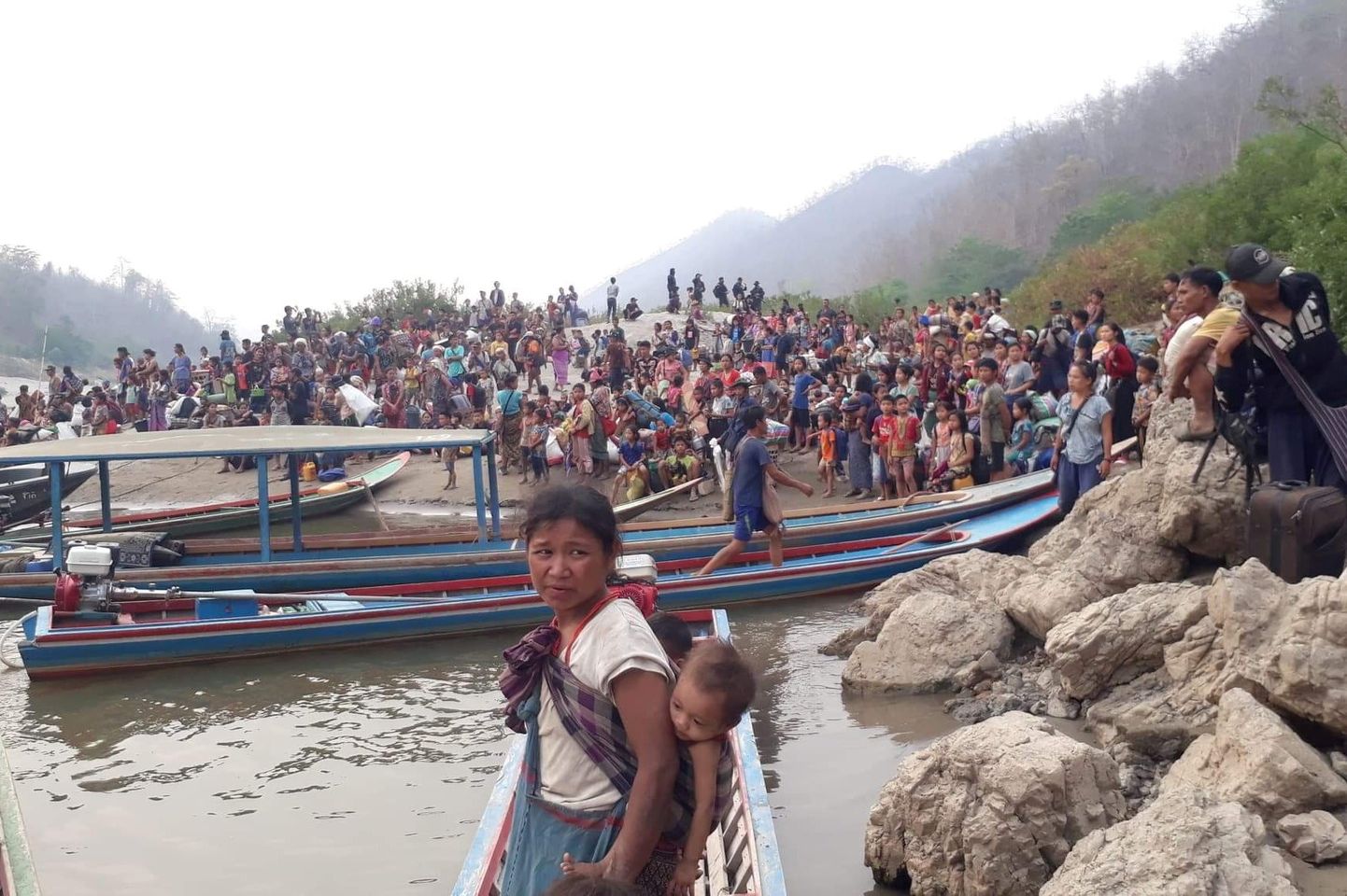 Karenitest sõjapõgenikud eile üritamas Taisse siseneda.