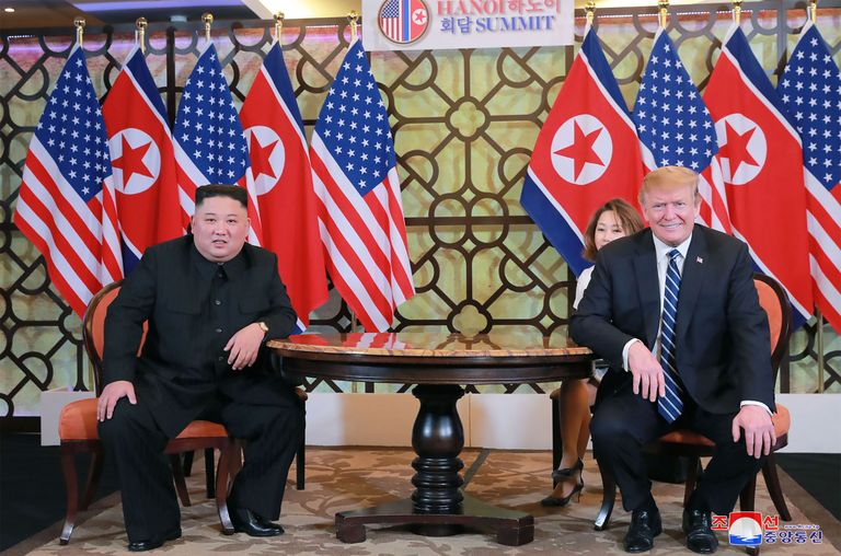 Kim Jong-un (vasakul) ja Donald Trump Hanoi tippkohtumisel veebruari lõpus.