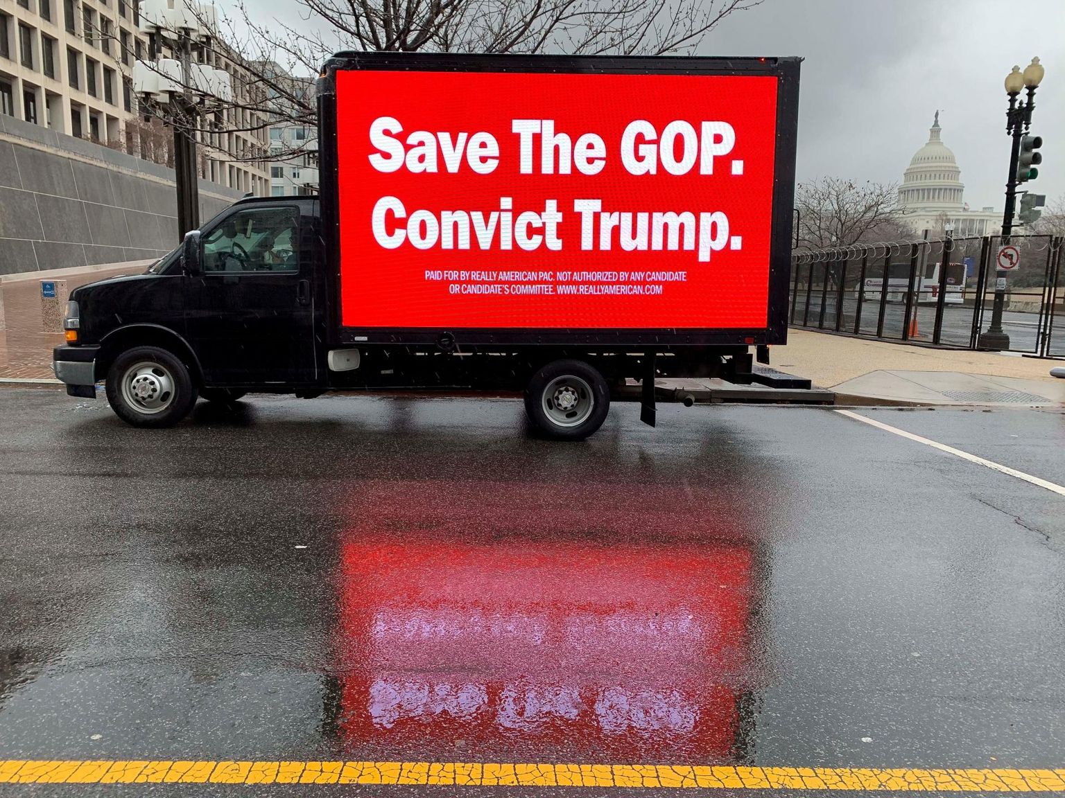 Kiri Washingtonis Kapitooliumi lähistele pargitud autol nõudis enne USA senatis toimunud tagandamishääletust Donald Trumpi süüdimõistmist, et päästa sellega Vabariiklik Partei.