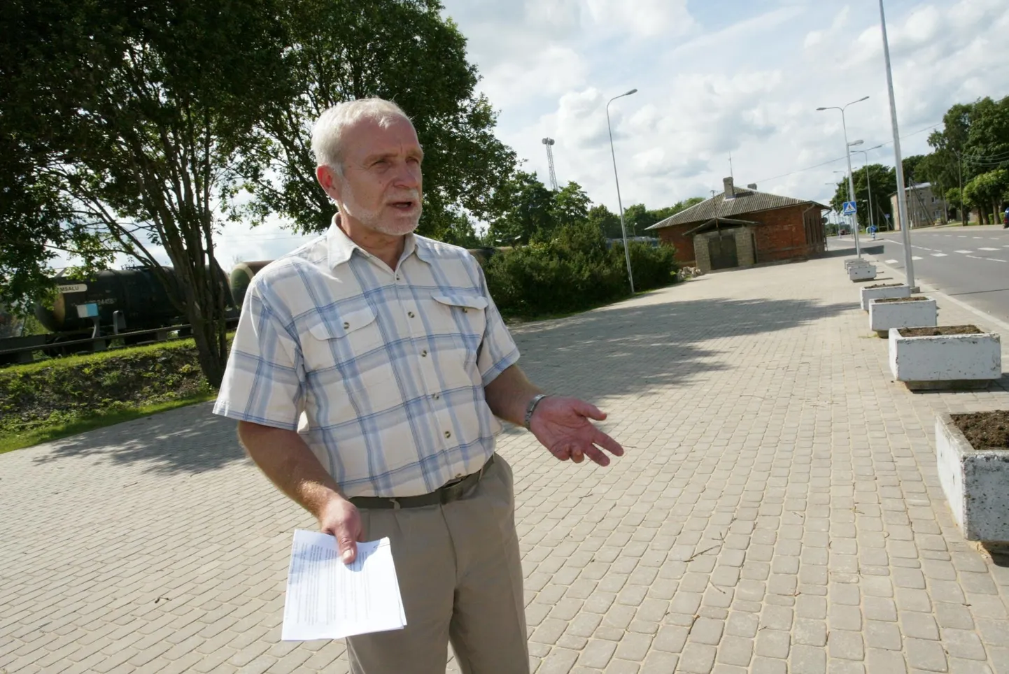 Toomas Uudeberg (pildil) sai Tapa vallavolikogu esimehe ametist priiks. Nädala pärast võib sama lugu juhtuda vallavanem Alari Kirdiga.