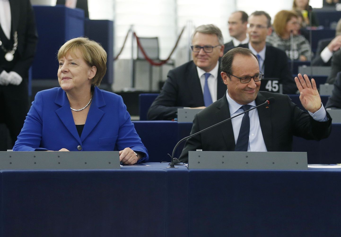 Angela Merkel (vasakul) ja François Hollande  Hollande (paremal) täna Euroopa Parlamendi ees Strasbourgis.