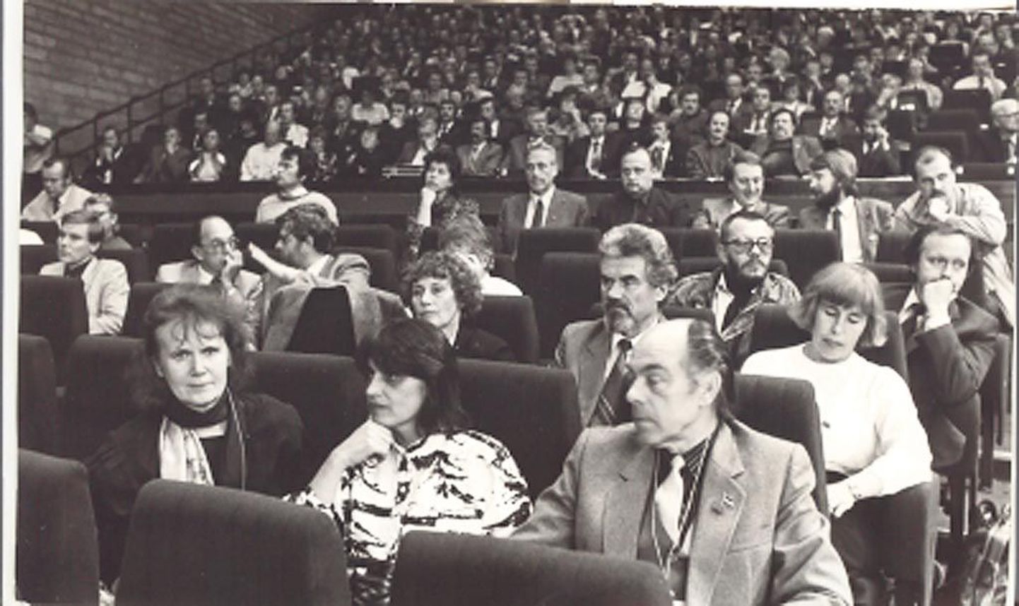 Kalju Suure foto Rahvarinde asutamiskongressist 1.-2. oktoobril 1988 järgib tollaseid lehefoto tavasid. Toonased delegaadid üle Eesti mäletavad, et tegelikult oli Tallinna linnahallis meeleolu palju särtsakam.
