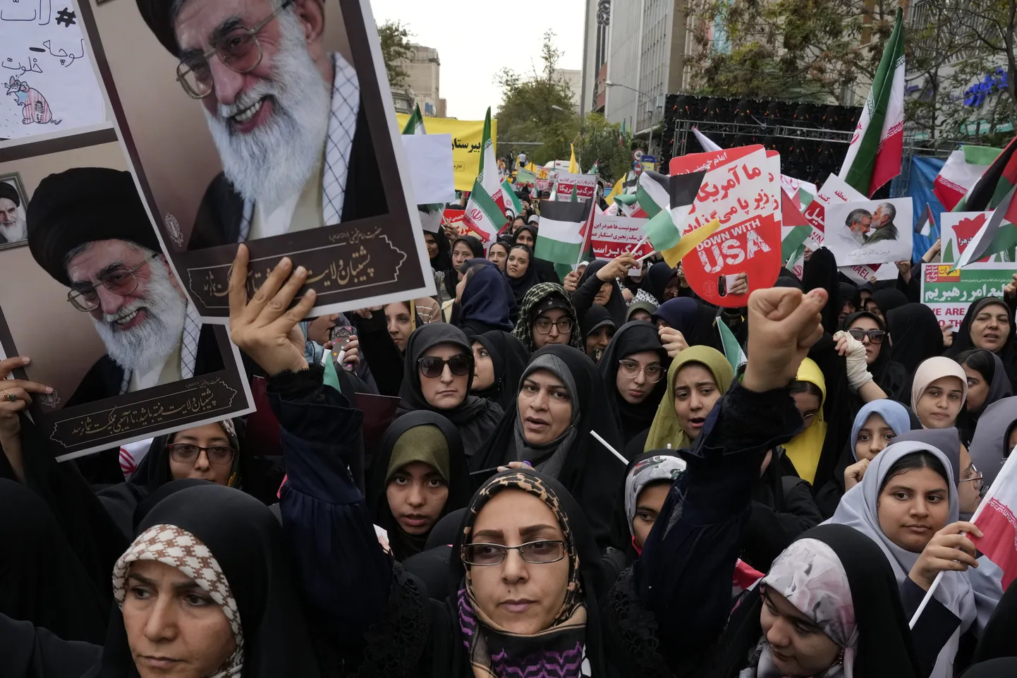 Iraani kõrgeima juhi ajatolla Ali Khamenei pilte ja USA-vastaseid loosungeid kandvad iraanlased kogunesid iga-aastasele meeleavaldusele Teheranis, tänavu möödub pantvangidraamast 45 aastat.