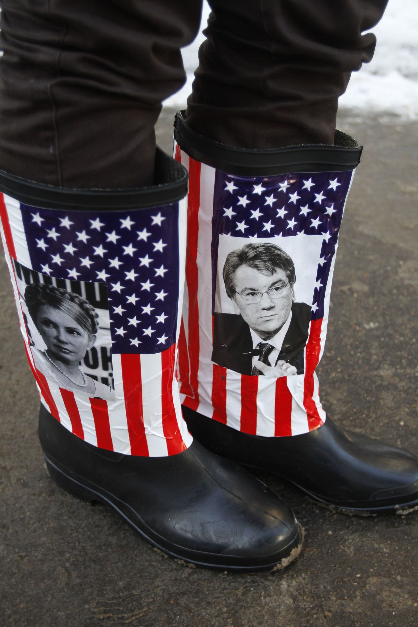 Našisti kummikud on kaunistatud USA lipu ja Julia Tõmošenko ning Viktor Juštšenko pildiga.