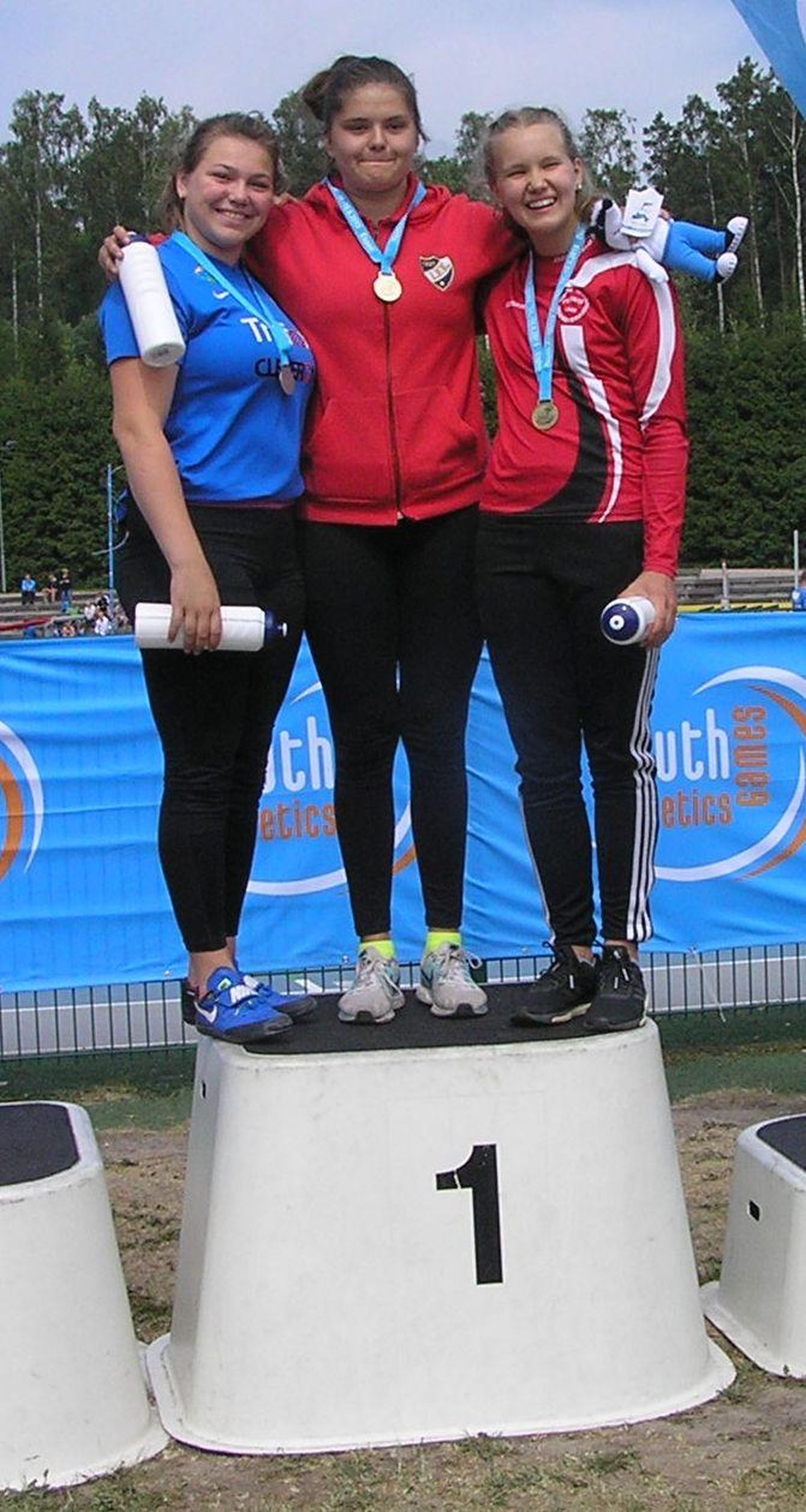 Kelly Heinpõld (vasakul) püstitas reedel Espoos kettaheites uue Eesti rekordi. Tulemus 49.08 andis võistlusel teise koha.