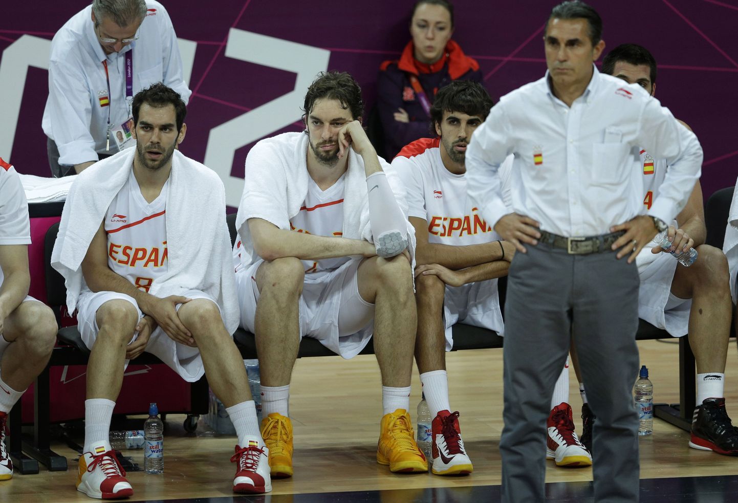 Mõtlikud Hispaania korvpallikoondise liikmed.