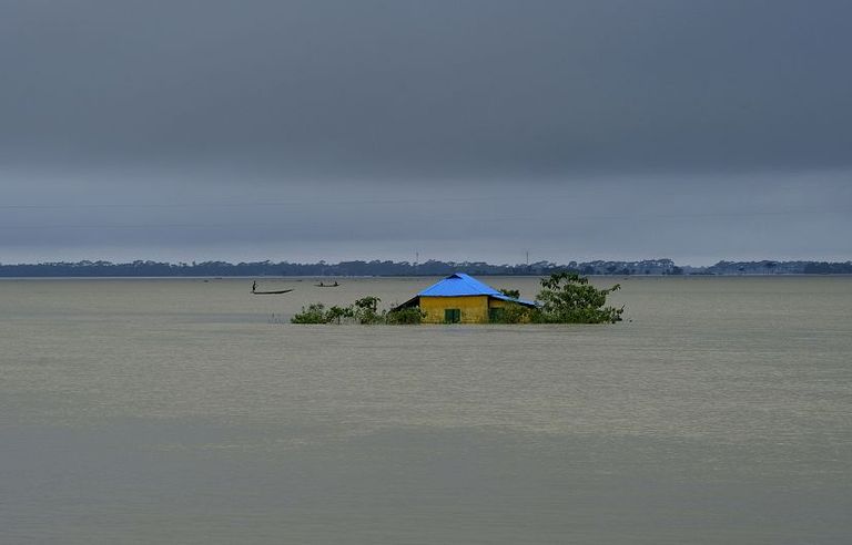 Бангладеш и так регулярно страдает от ураганов и наводнений; с повышением уровня моря часть страны будет затоплена.