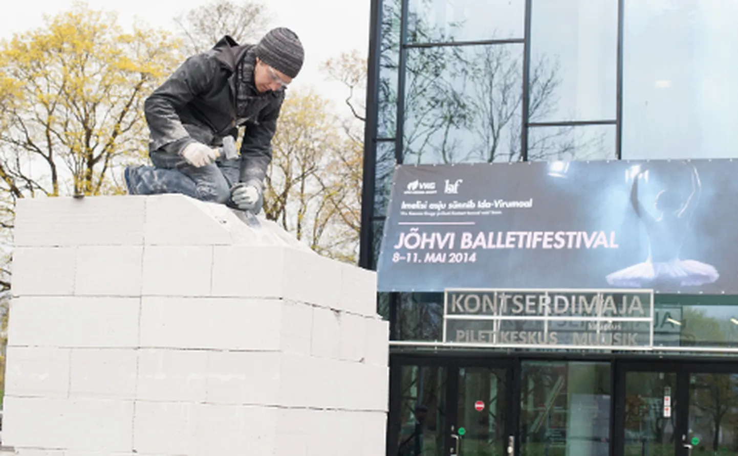 Seda, mis kunstitudengite käe all Jõhvi kontserdimaja ees sünnib, saab käia kohapeal vaatamas.