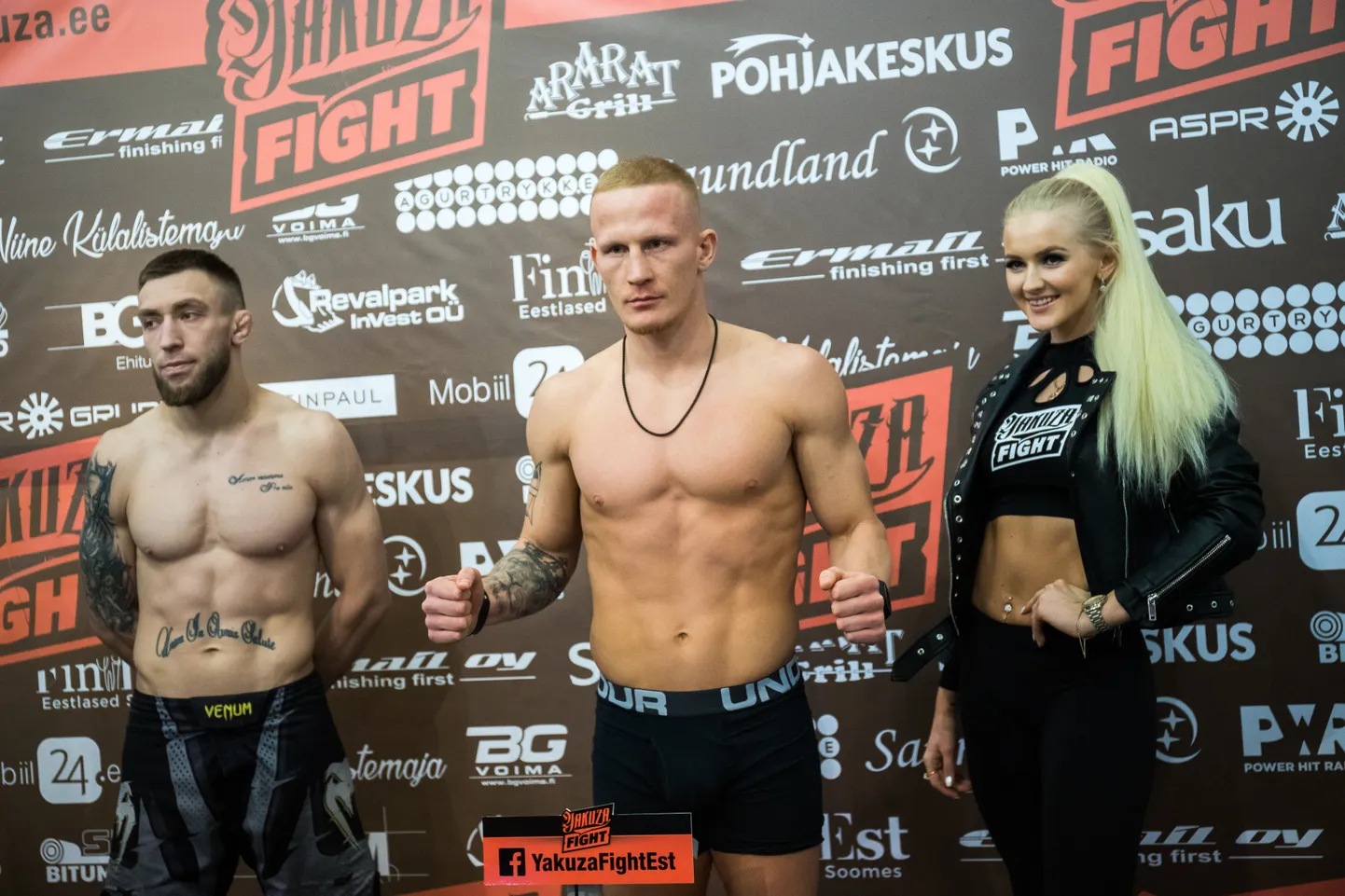 Hendrik Themas (keskel) tänavu märtsis toimunud Yakuza Fight 5 võistlejate kaalumisel.