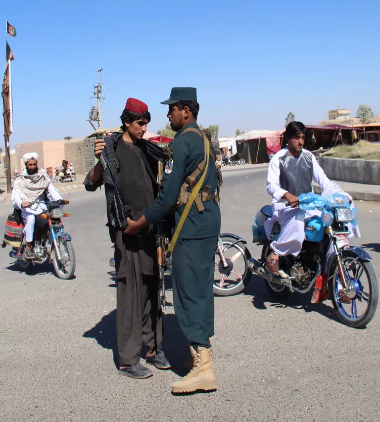 Afganistani julgeolekuohvitser kontrollimas inimesi ja sõidukeid Helmandi provintsis enne 20. oktoobril toimunud parlamendivalimisi.