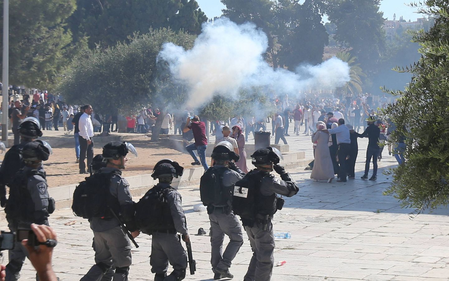 Palestiinlased kähmlesid Iisraeli politseinikega Al-Aqsa juures.