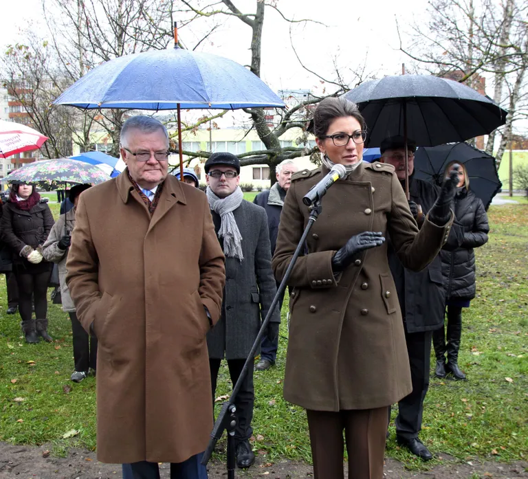 Edgar Savisaare vihmavarjuhoidjate hulka kuulus ka Olga Ivanova.
