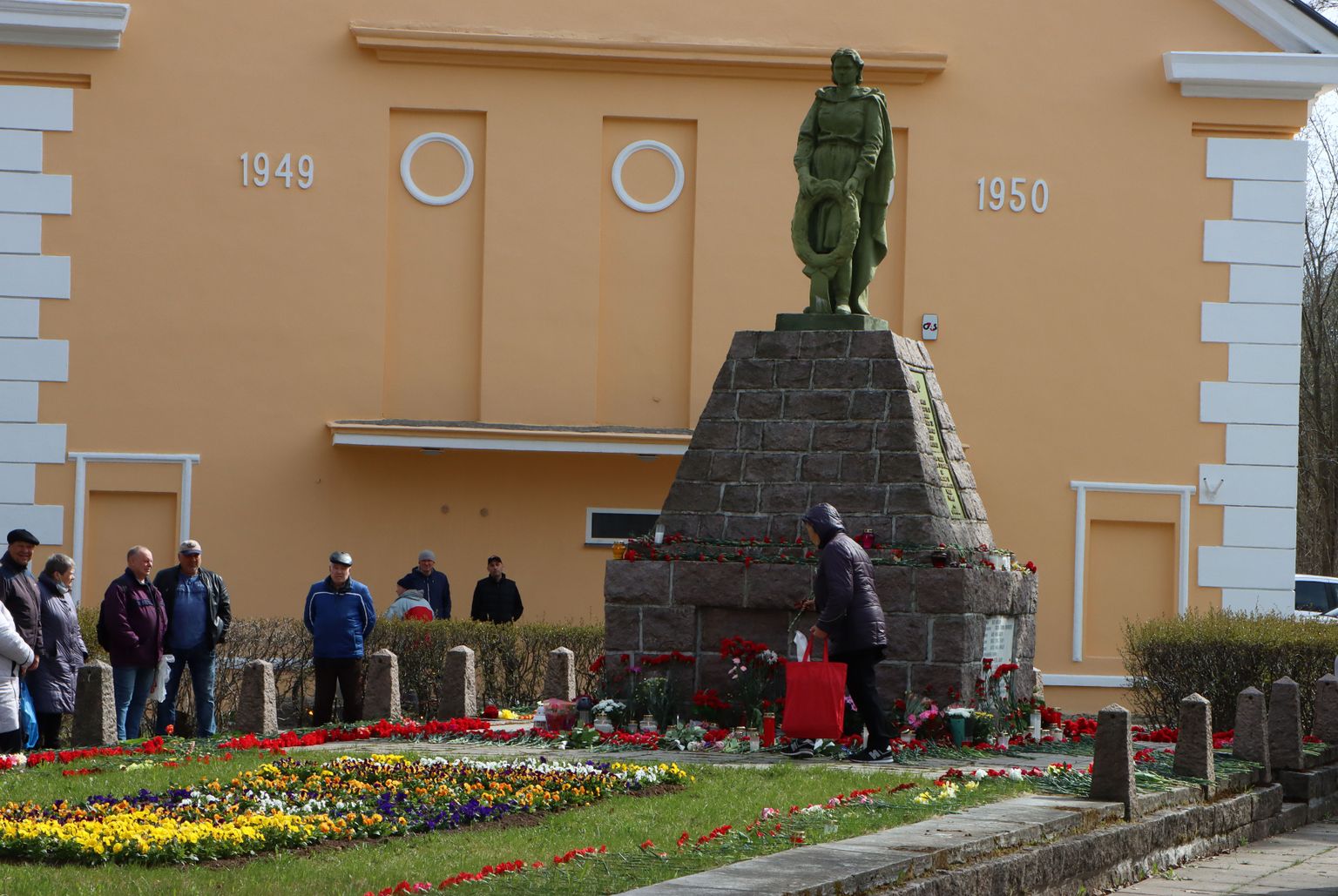 Neljapäeval teisaldatud Kohtla-Järve hauatähis.