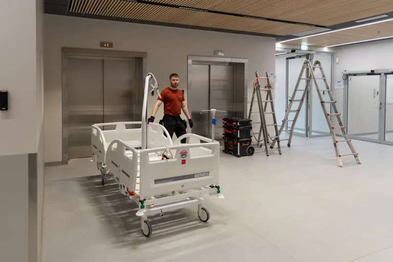 Voodid pandi kokku maja ees ja viidi ükshaaval palatitesse.