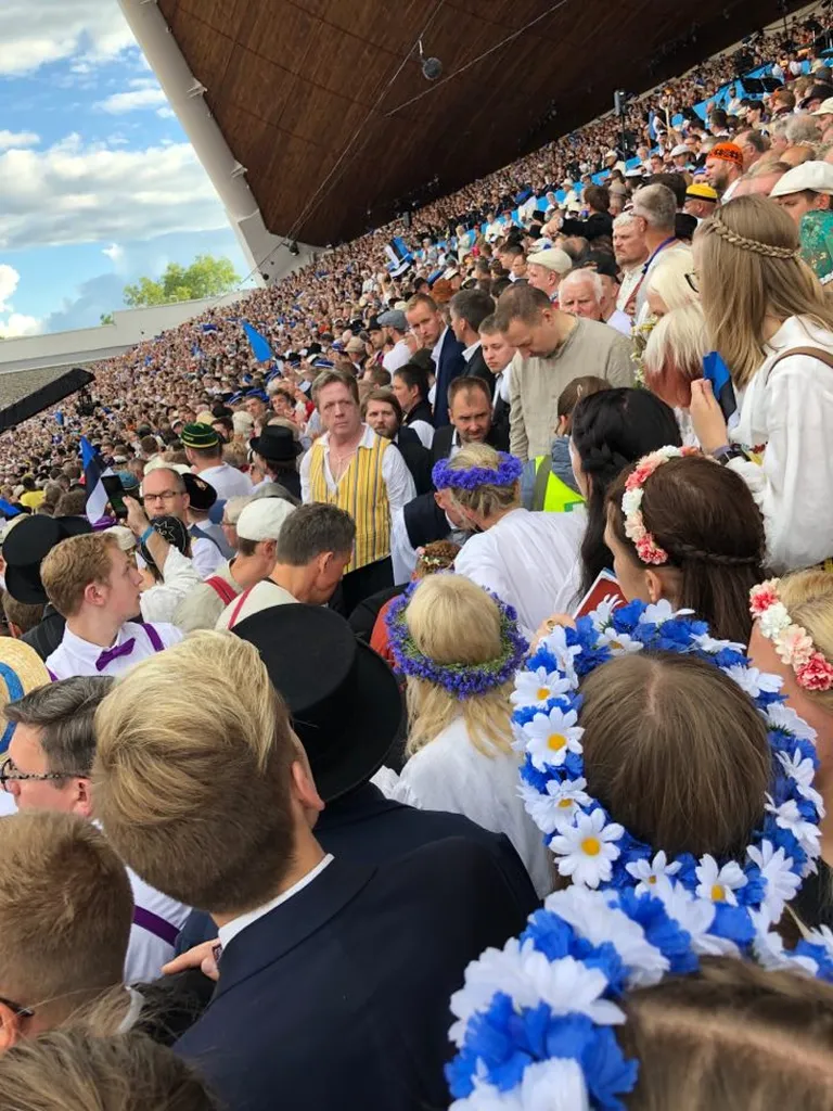 Laulupeol kukkus inimene kokku.