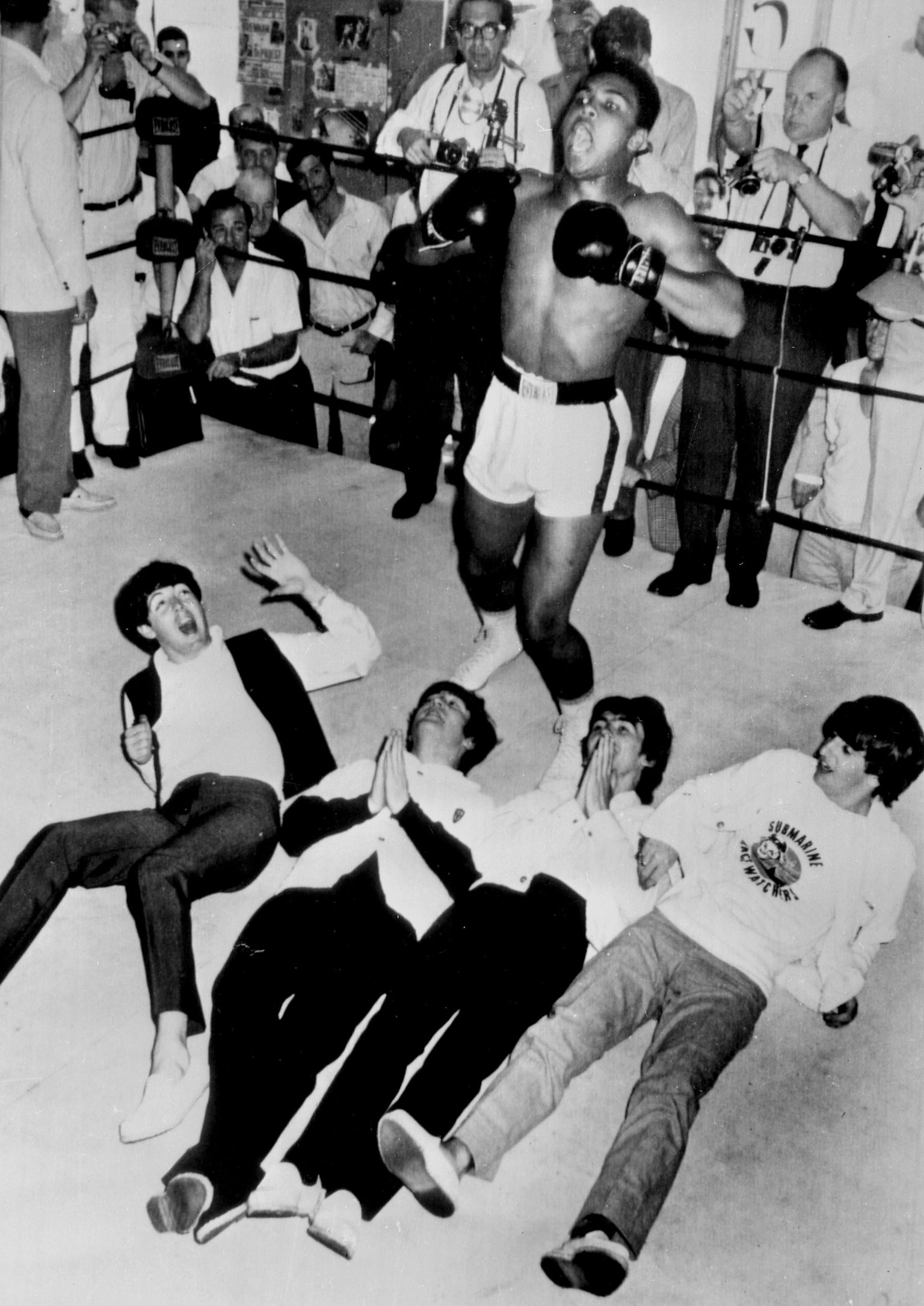 Muhammad Aliga tahtsid kõik ühele pildile. Siin viskab poksisangar nalja koos The Beatles'i bändi liikmetega.