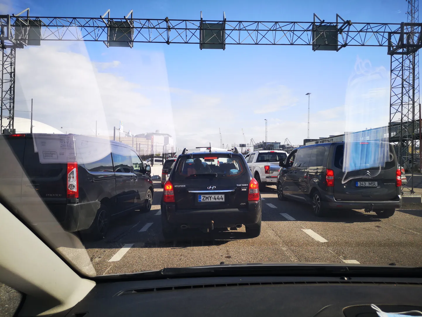 Liikluskaos Helsingi Läänesadamas hommikuselt laevalt maha sõites