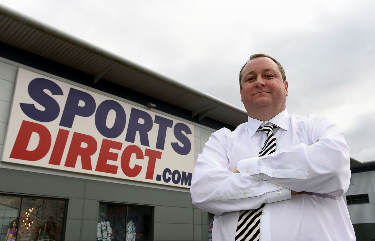 Sports Directi asutaja Mike Ashley ettevõtte peakontori ees, mis asub Shirebrookis Derbyshire maakonnas Suurbritannias.