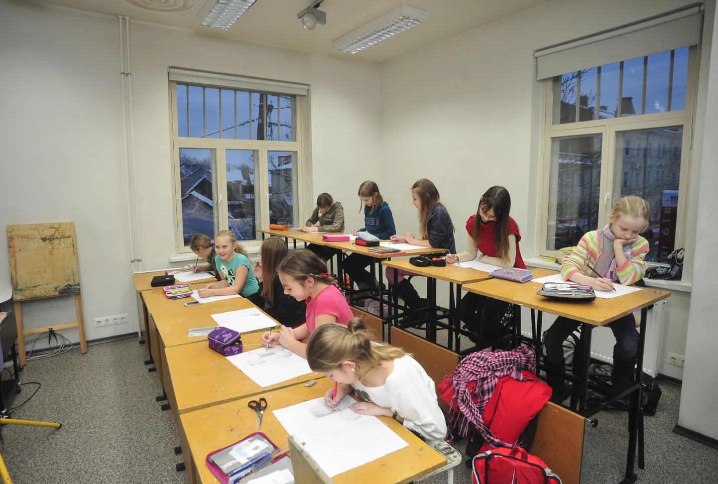Tartu lastekunstikooli joonistustund. Illustreeriv foto.