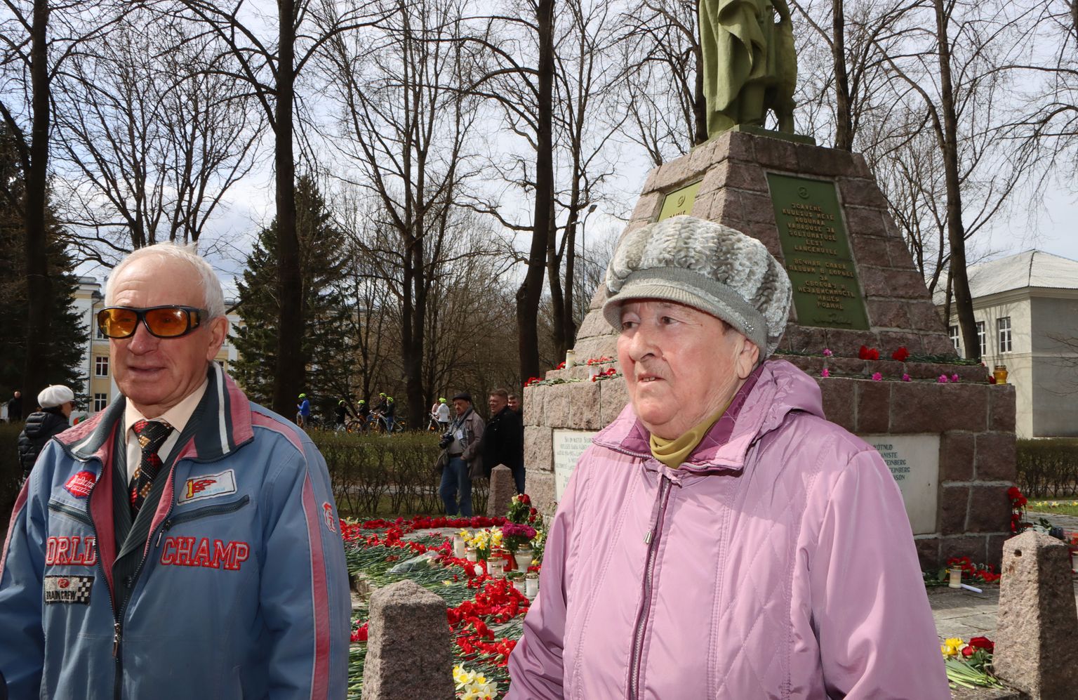 Mihhail ja Ljubov Moroz käivad sõjas langenute mälestusmärgi juures iga aasta 9. mail ning jäid ka tänavu sellele traditsioonile truuks.
