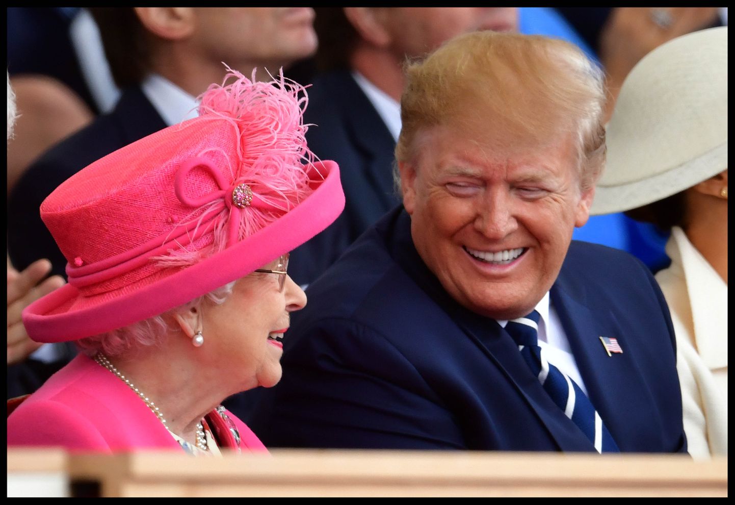 Kuninganna Elizabeth II ja Donald trump.