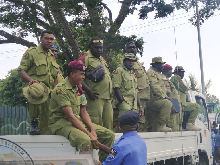 Policisti nesamaksāto algu dēļ iebrukuši Papua-Jaungvinejas parlamentā
