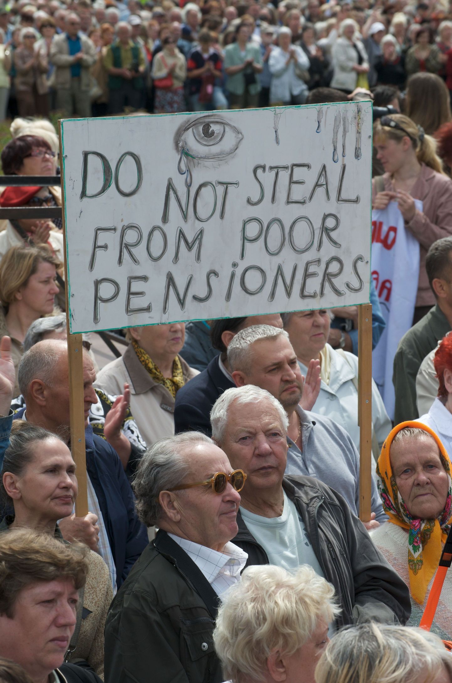 Pensionärid protestisid 18. juunil Riias eelarvekärbete vastu.