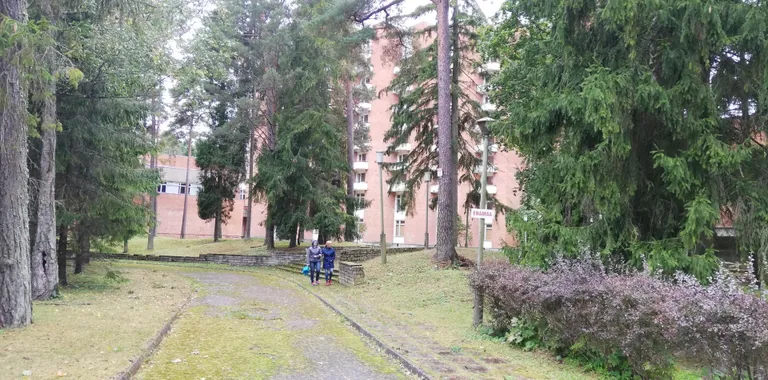 Narva-Jõesuus on uute spaade kõrval palju ka lagunevaid hooneid, võsa ja keelumärke