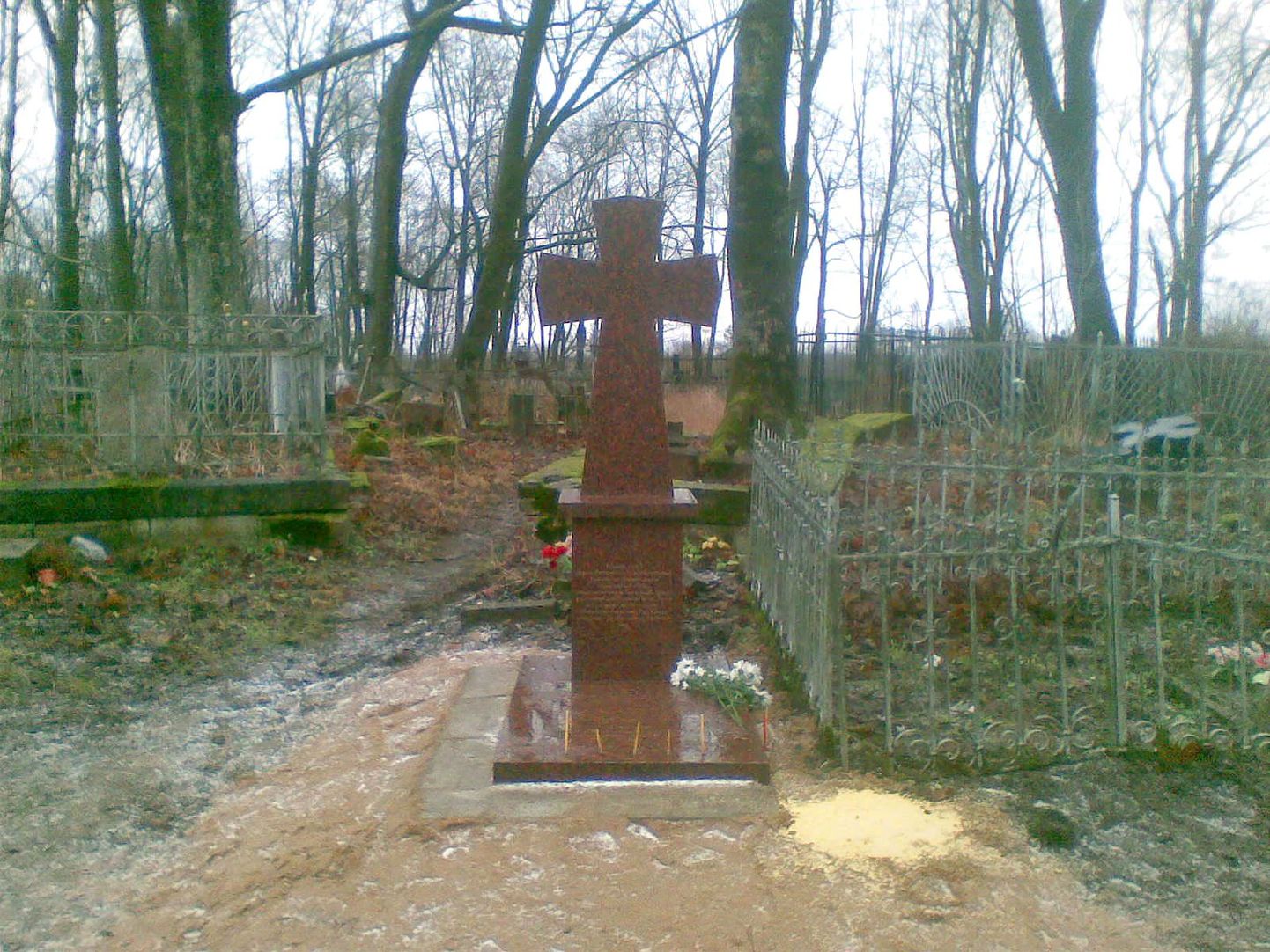 Крест на могиле Нарвского священномученика Александра Волкова.