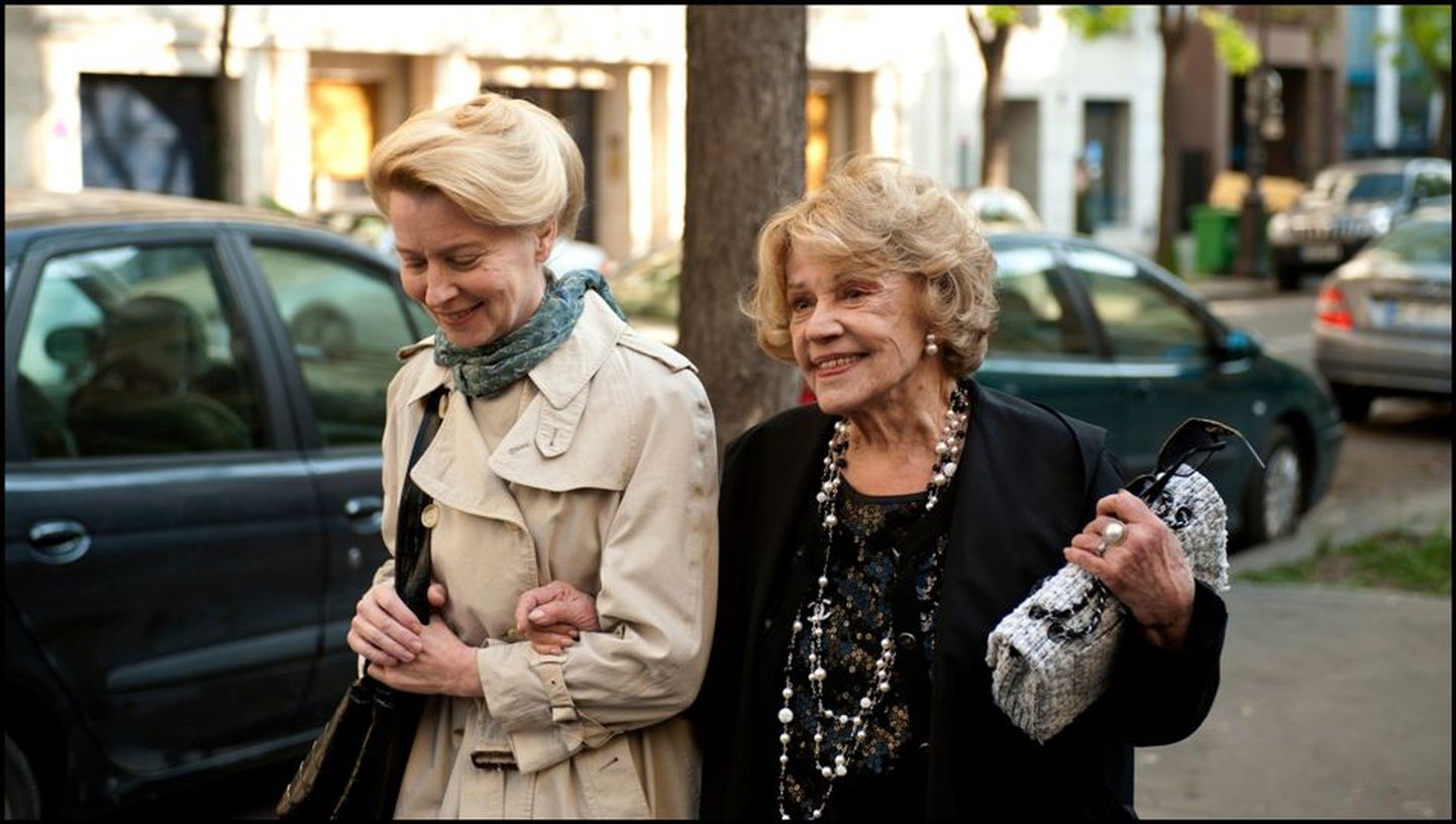 Anne ja Frida Pariisi tänavatel.