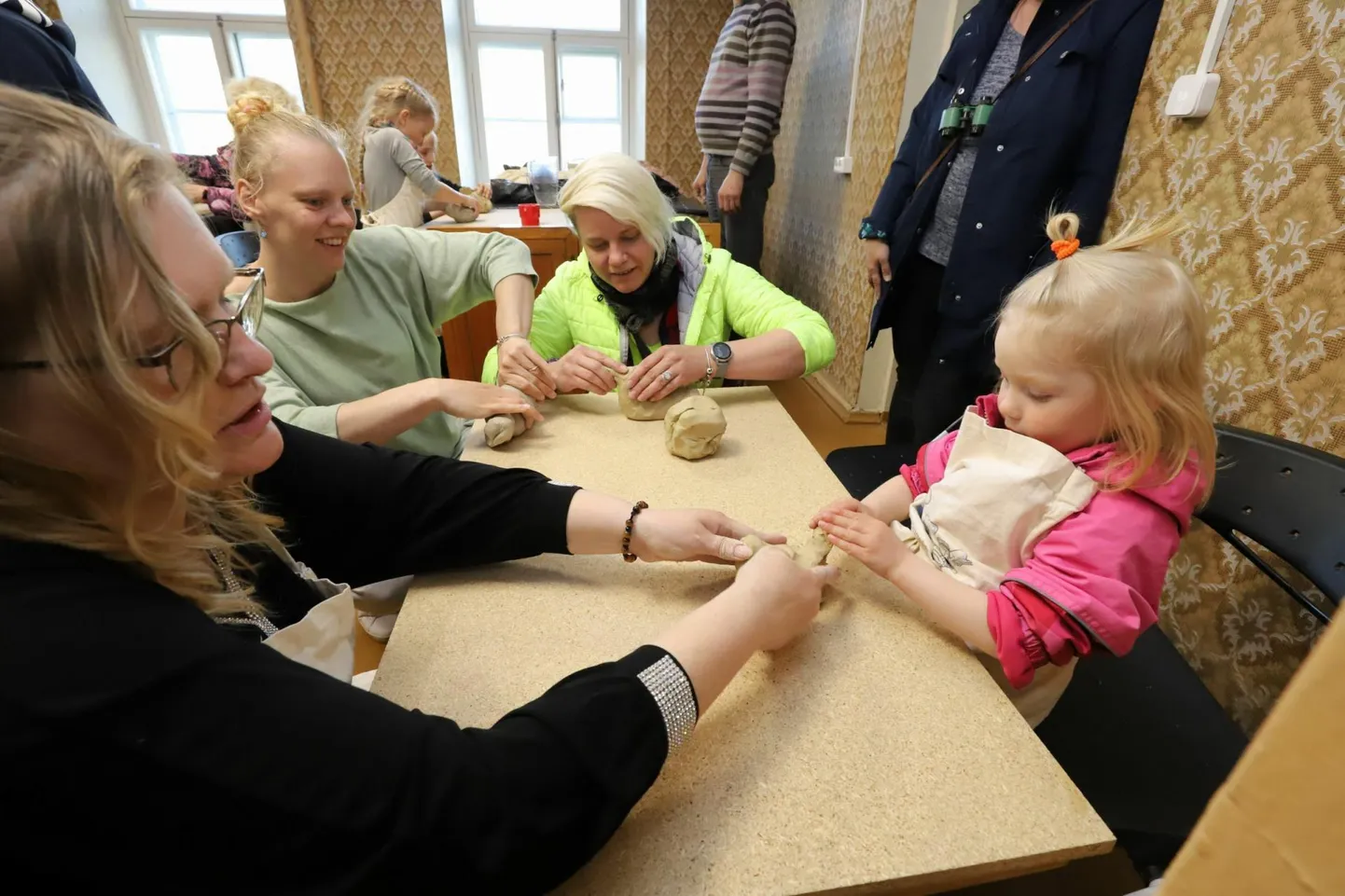 Kristel Allikmäe (vasakul) aitas savipallist sinilindu voolida.