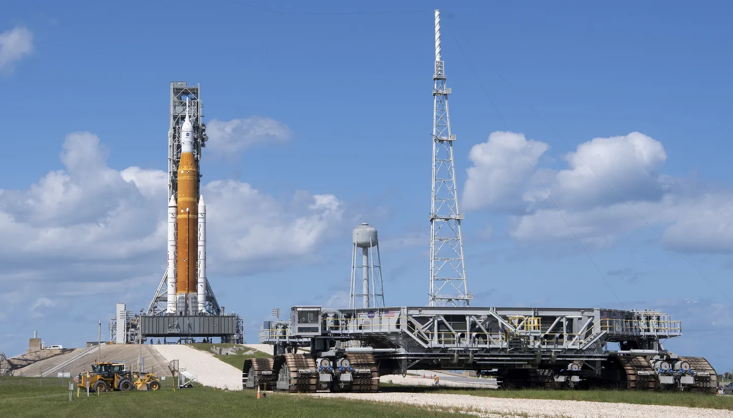 NASA otsustas hiigelraketi SLS stardiplatvormilt tagasi Kennedy kosmosekeskusesse peitu viia, et kaitsta  saabuva orkaani eest. Roomiktransportöör saadeti teele juba nädalavahetusel, praegu kestab kuue kilomeetri pikkune teekond angaari.