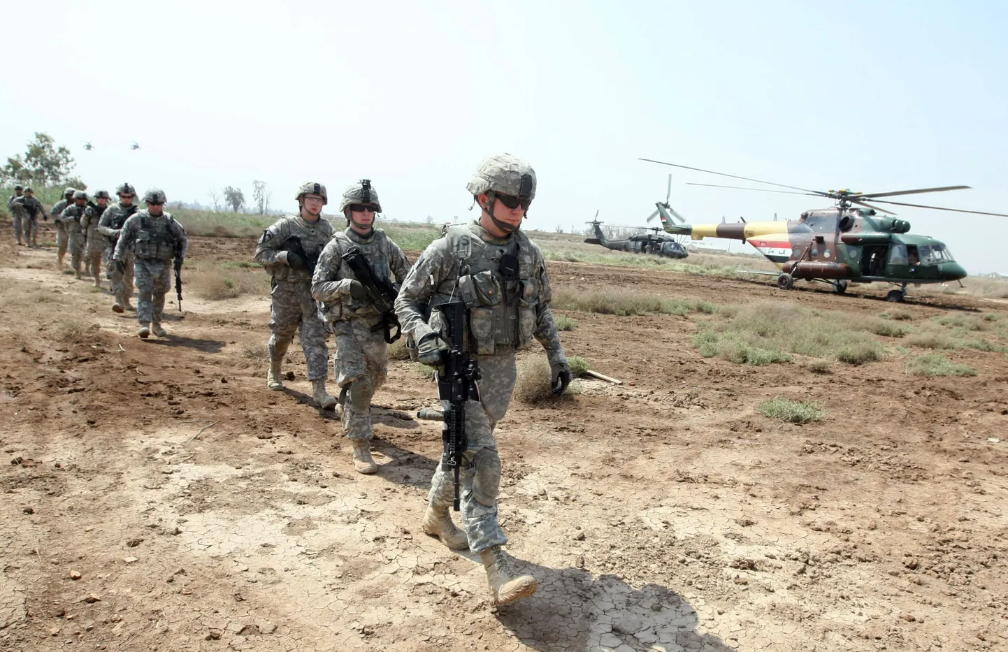 Американские солдаты в Ираке помогают местным правоохранительным органам расследовать случившееся.