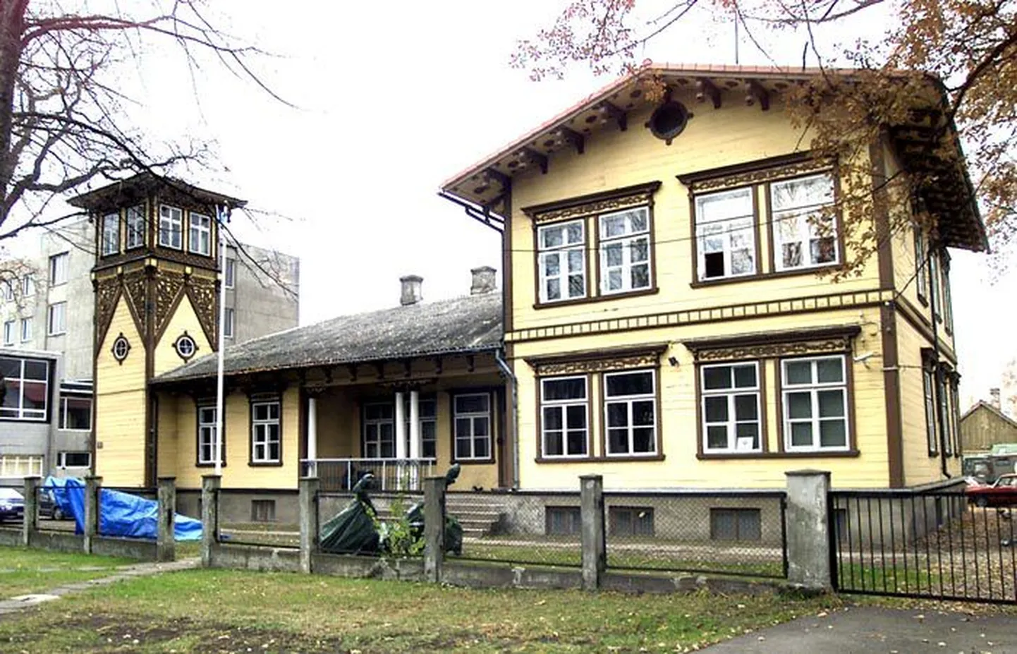 Maamõisa tüüpi villa Pikal tänaval, mille lasi 1870. aastail ehitada Uulu mõisa omanik parun Stael von Holstein.