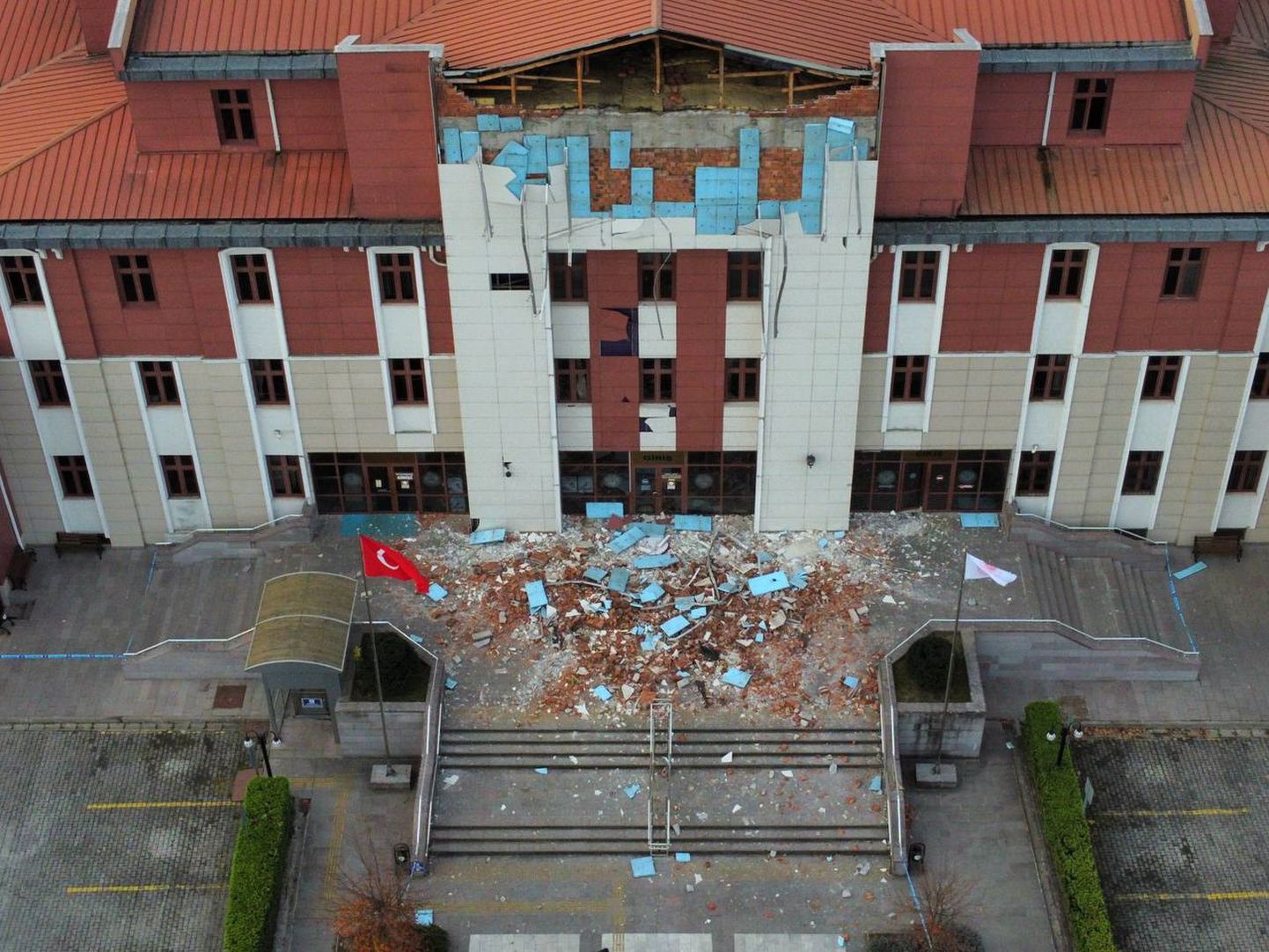 Türgi maavärinas kahjustatud hoone.