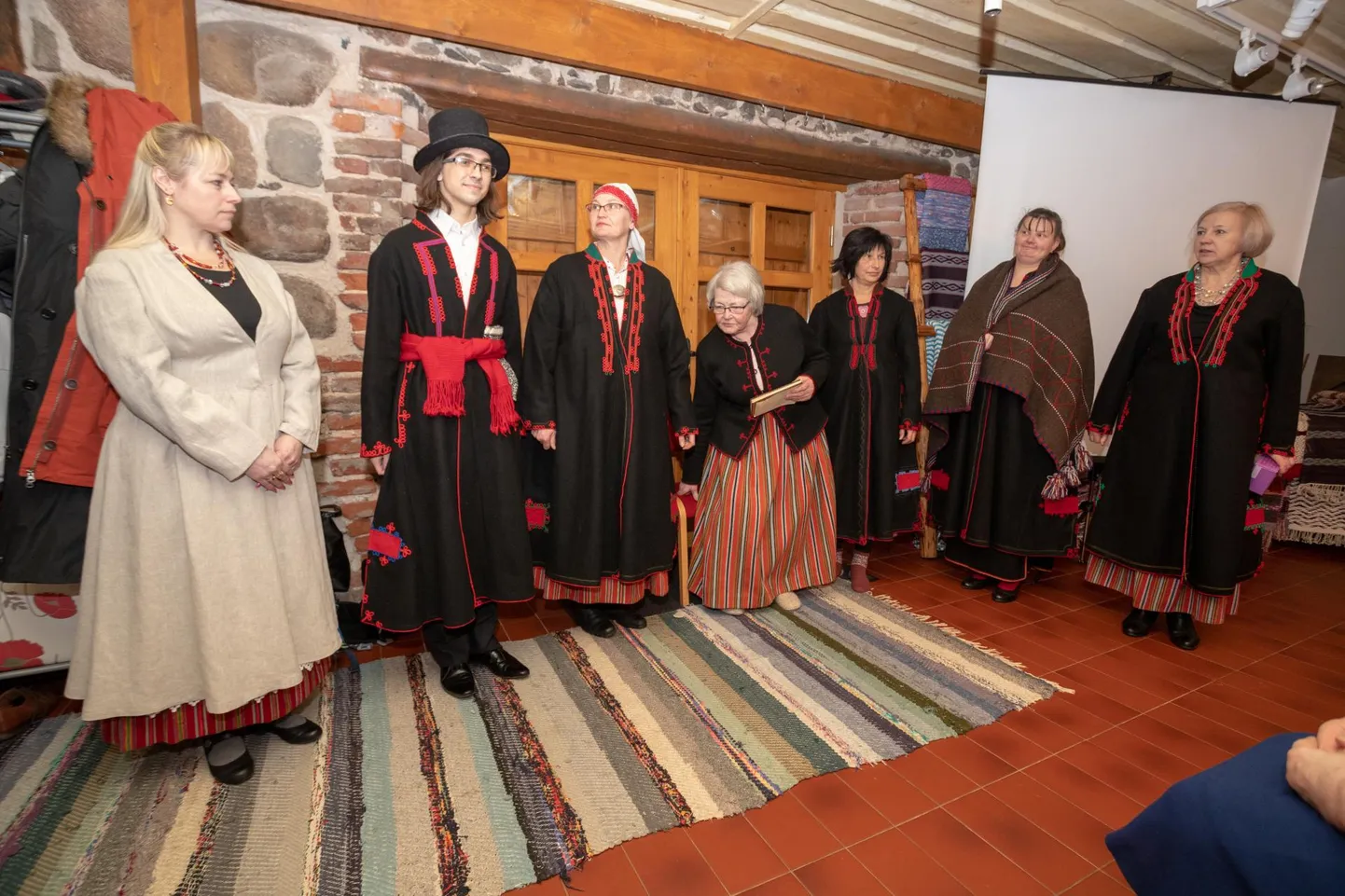 Juubelipäeva modellid näitasid käsitöökojas valminud rahvavrõivakuubesid.