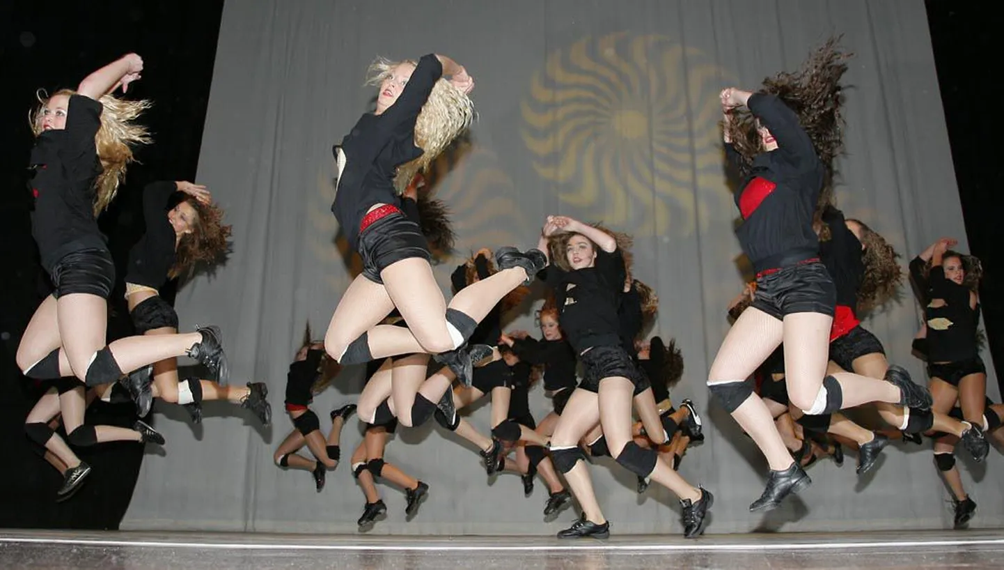 Tantsukooli WAF Dance grupp esineb tantsuga "Peatumatud".