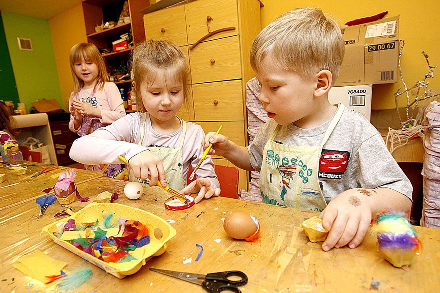 Ristikheina lasteaia kõige vanema kunstiringi rühma lapsed Lisete Aruoja ja Eerik Miller kaunistasid eelmisel nädalal munapühade eel tühjaks puhutud mune.