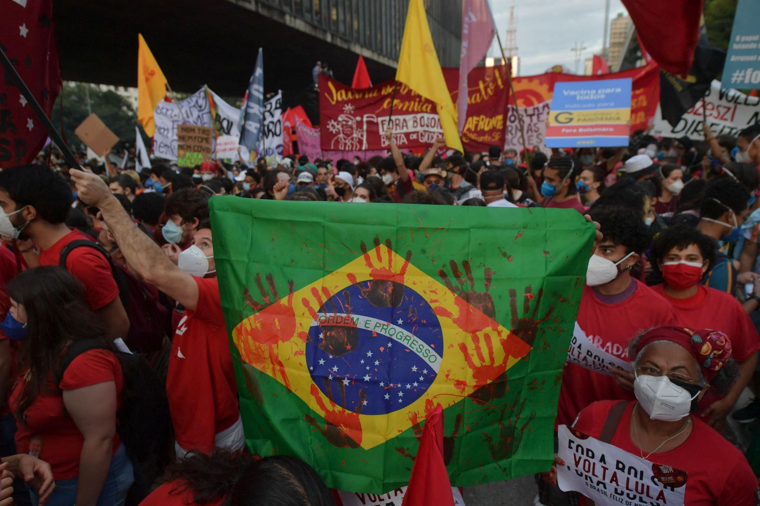 Demonstrandid Sao Paolos Brasiilia presidendi Jair Bolsonaro Covid-19 pandeemiaga toimetulematuse tõttu meelt avaldamias.