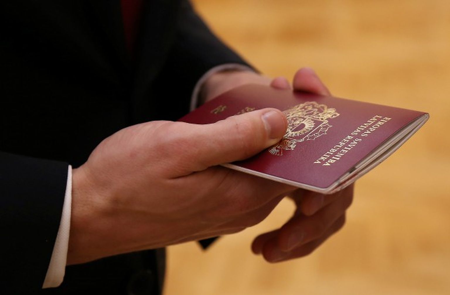 Latvijas Republikas pase. Ilustratīvs attēls.