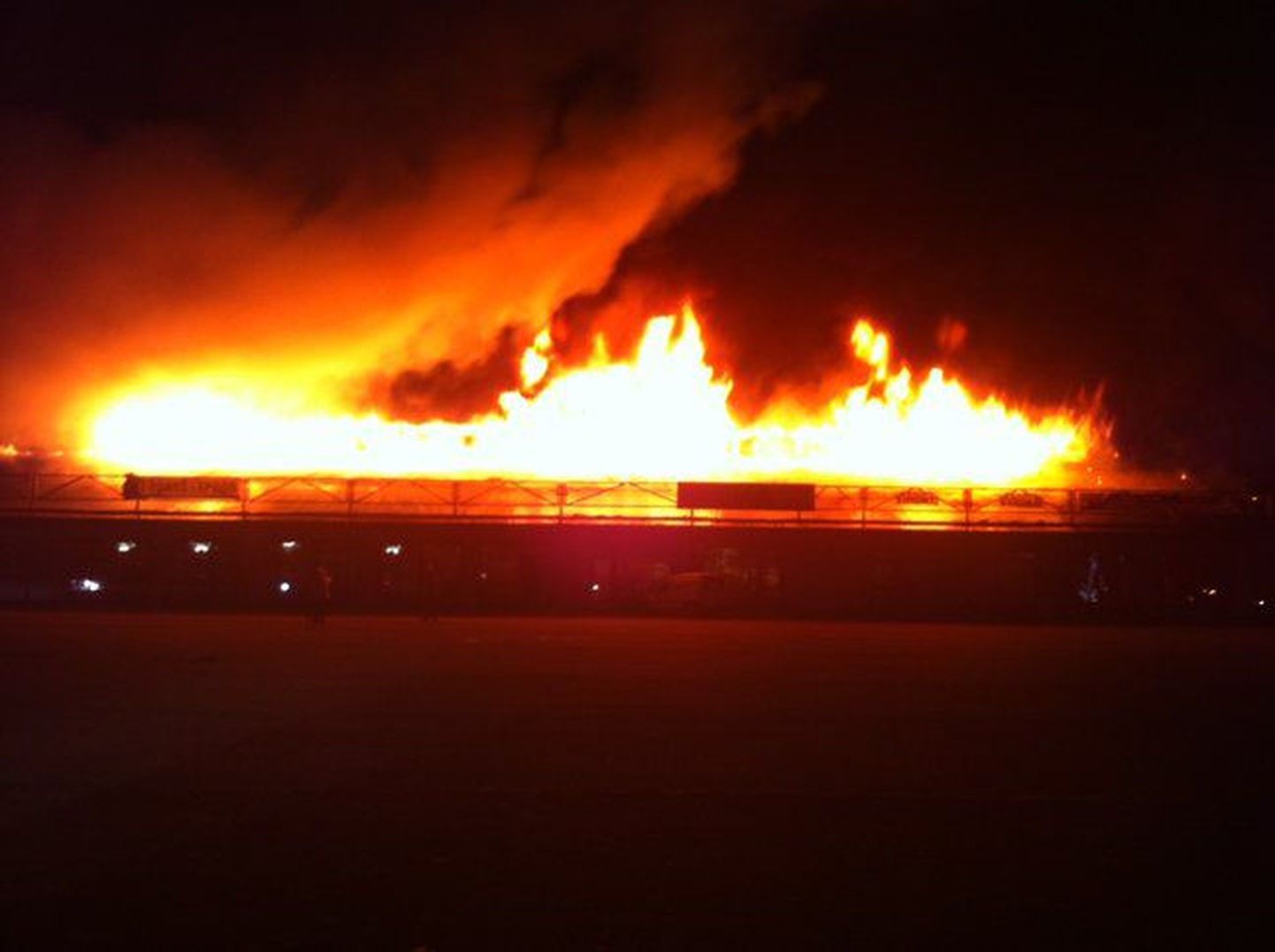В Пярну горит торговый центр Хярма.