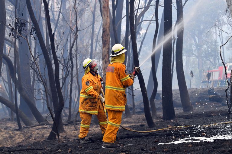 Пожарные работают днями и ночами в 130-и километрах от Сиднея. 