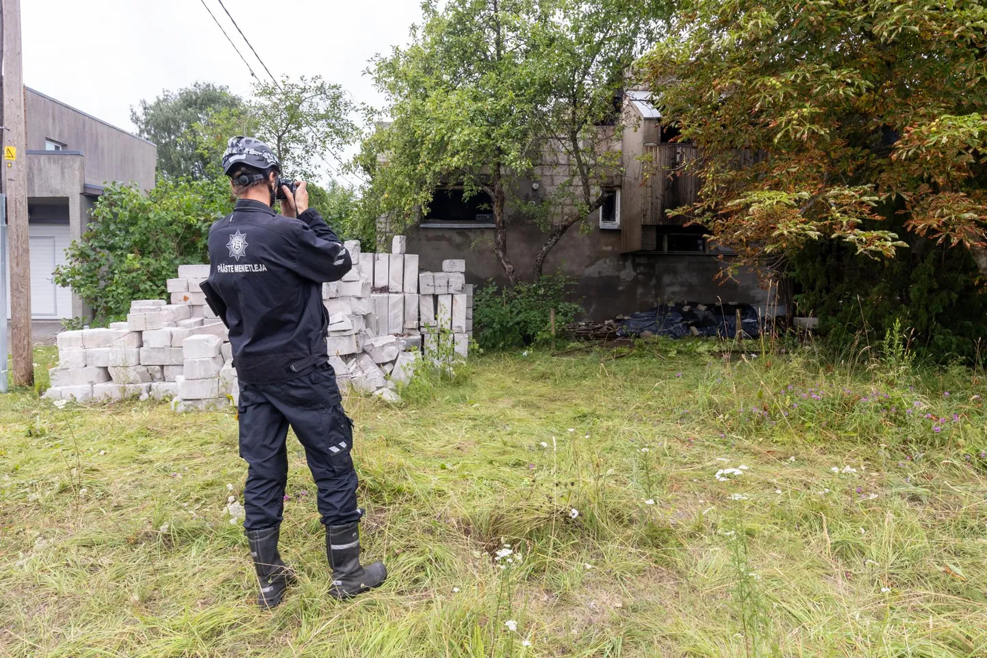 Enne põlenud hoonesse sisenemist tegi tulekahju põhjuseid uurinud Ida päästekeskuse ohutusjärelevalve büroo peainspektor Tanel Sepajõe sellest pildi ja vestles maja omanikuga.