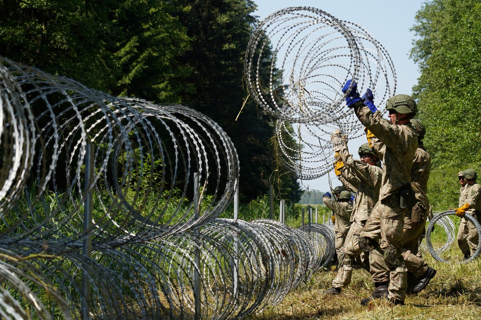 Leedu sõdurid on ametis piiritara püstitamisega.