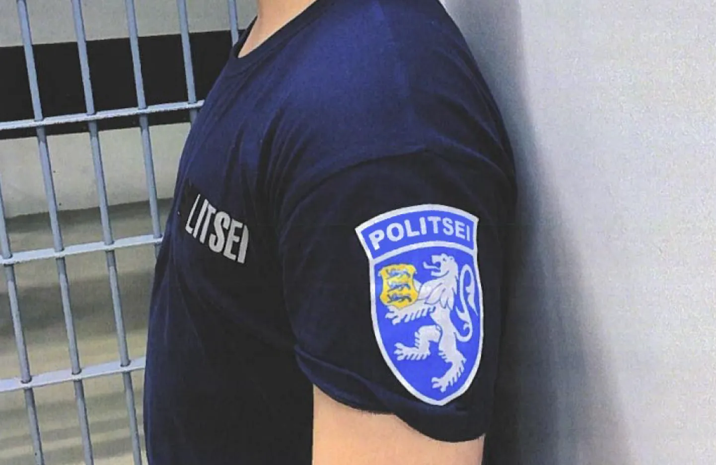 Politsei viis politseiembleemiga T-särki ja mütsi kandnud Pärnumaa noormehe pealinna kohvikust jaoskonda.
