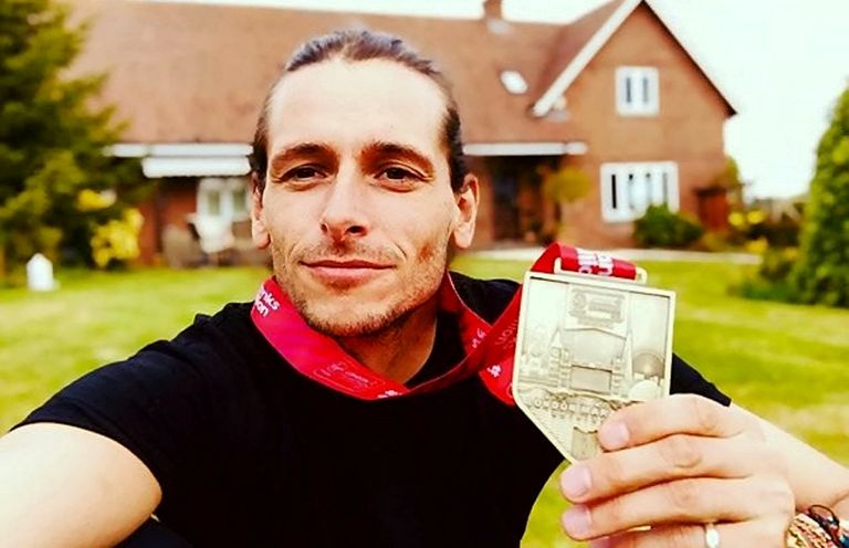 Ultrajooksja Nick Butter Londoni maratoni medaliga aprillis 2019