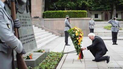 Президент ФРГ Франк-Вальтер Штайнмайер возлагает венок к статуе "Родина-мать"