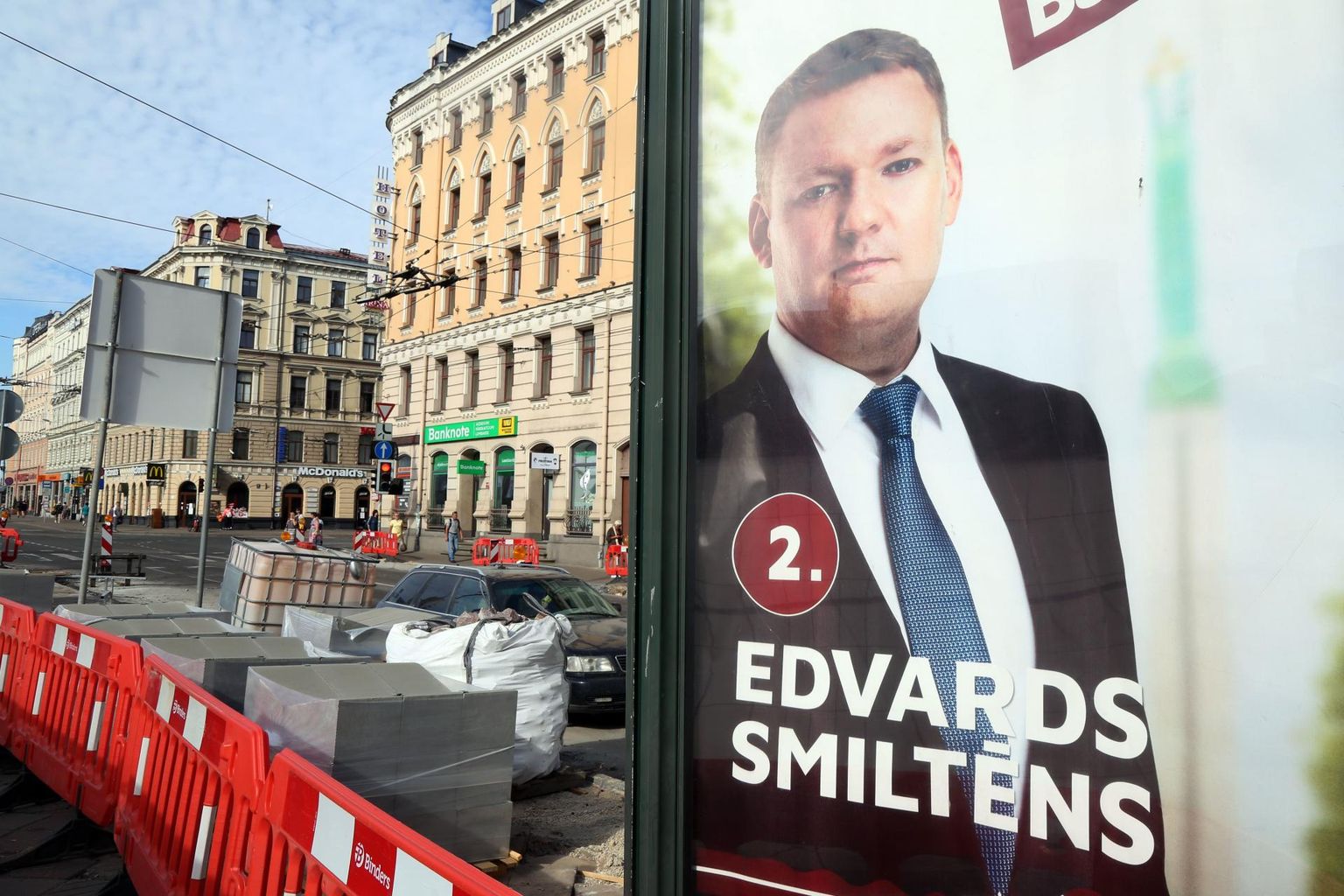 Hoolimata koroonaviiruse pandeemiast on valimiskampaania homme toimuvate Riia volikogu erakorraliste valimiste eel olnud terav. Pildil Läti Regioonide Liidu ja Rahvusliku Liidu ühisnimekirja kandidaadi Edvards Smiltēnsi plakat Läti pealinna tänaval.